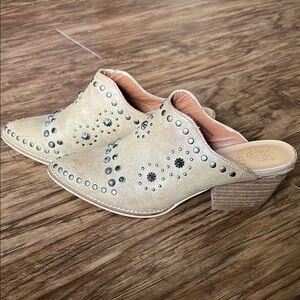 BEAST FASHION Tan Mules with Floral Studs